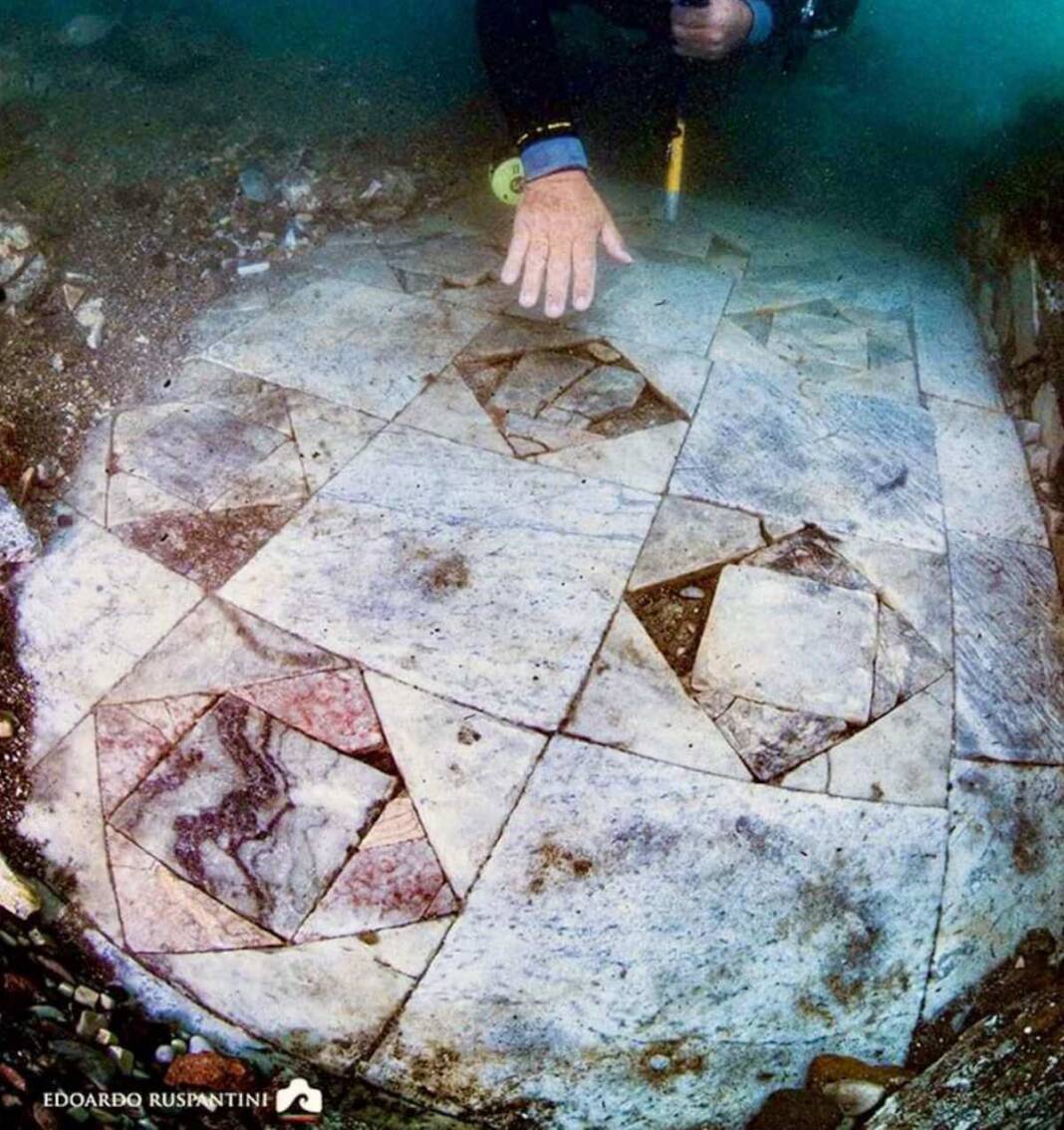 Bacoli, scoperto  un pavimento in marmo di 2000 anni fa, sui fondali marini di Baia