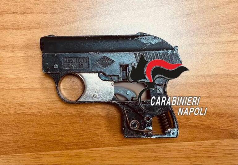 Fuorigrotta, strade al setaccio: i Carabinieri trovano pistola lancia razzi