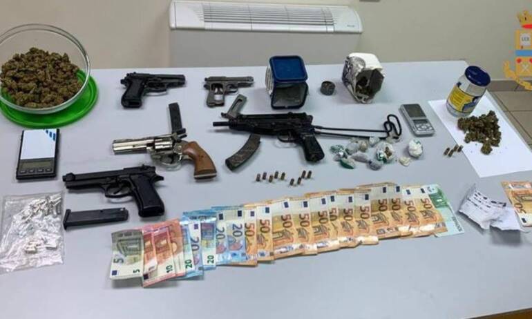 Castellammare, blitz al rione Moscarella: scoperte armi, munizioni e droga. Arrestato 27enne