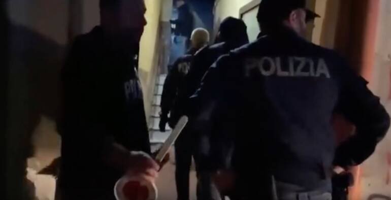 Maddaloni, picchia la moglie: marito violento arrestato dalla Polizia