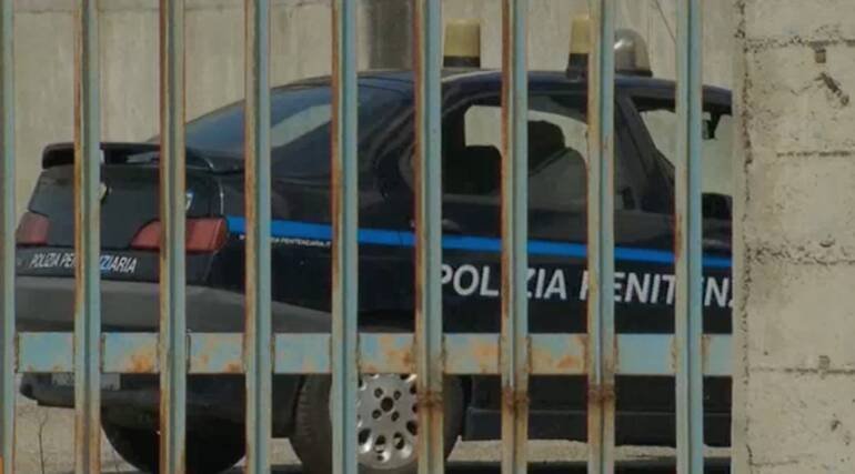 Aversa, rubano auto e travolgono proprietaria: 2 arresti