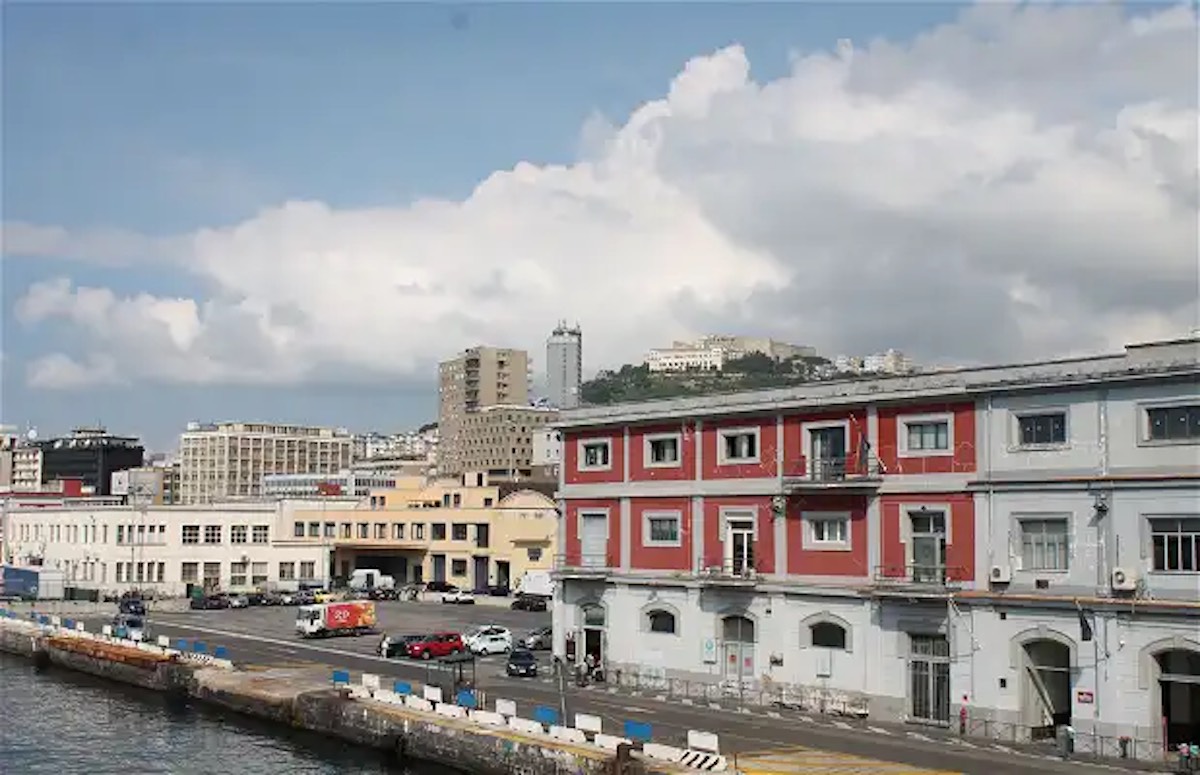 Sorpreso a rapinare lo zaino di un turista nel porto di Napoli: arrestato
