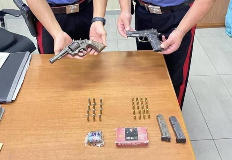 Qualiano, arrestati padre e figlio: avevano armi e droga in auto