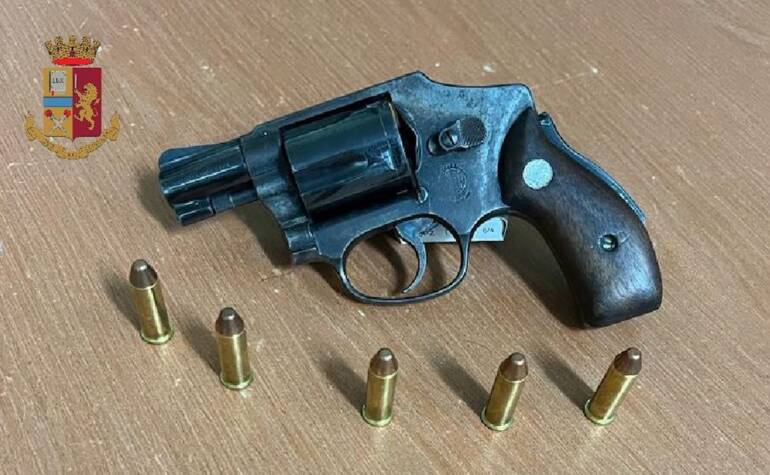 Scampia, vede la polizia e lancia revolver dal balcone: arrestato 30enne