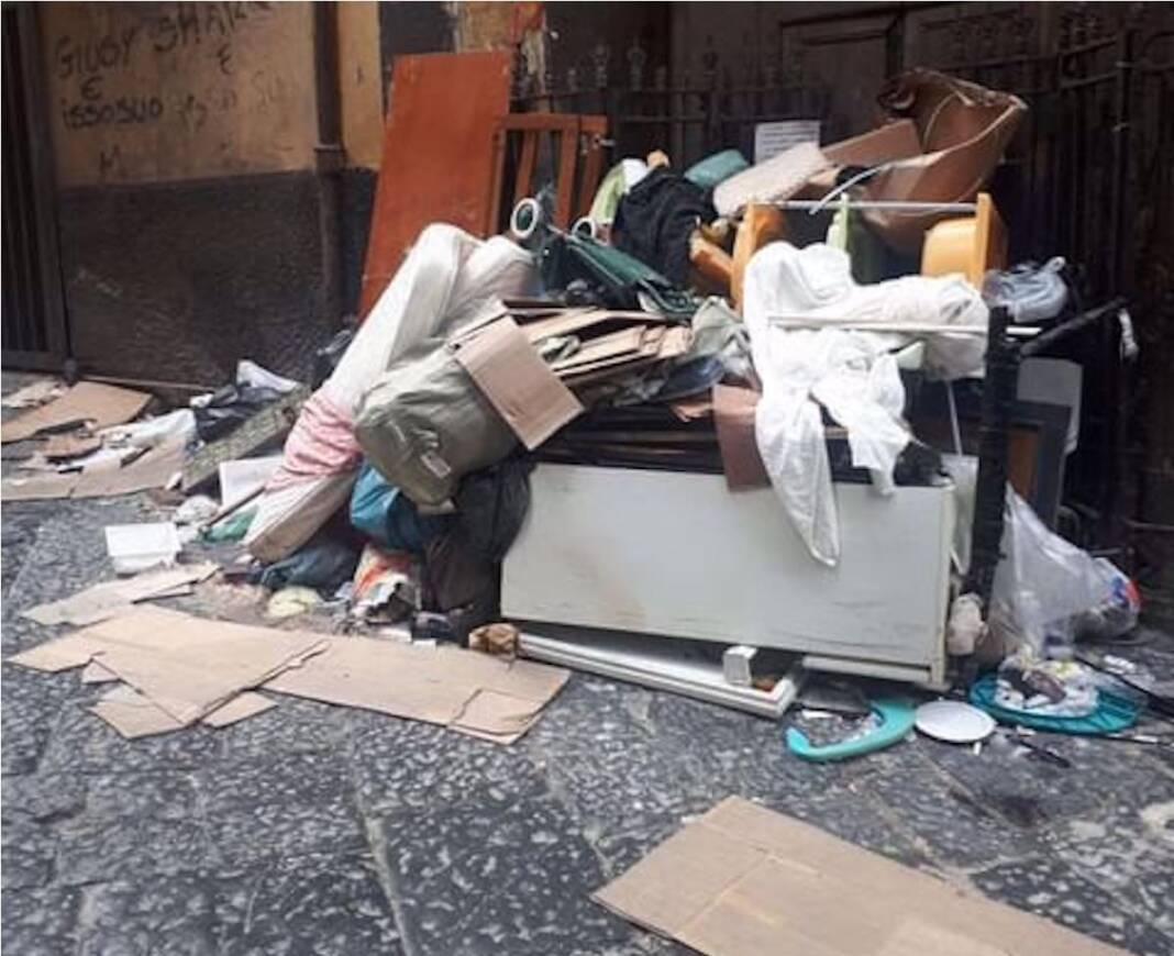 Emergenza rifiuti ai Quartieri Spagnoli a Napoli, discariche a cielo aperto