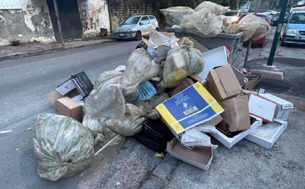 Sversa sacchi di materiale di risulta da furgone a Fuorigrotta, beccato dai residenti