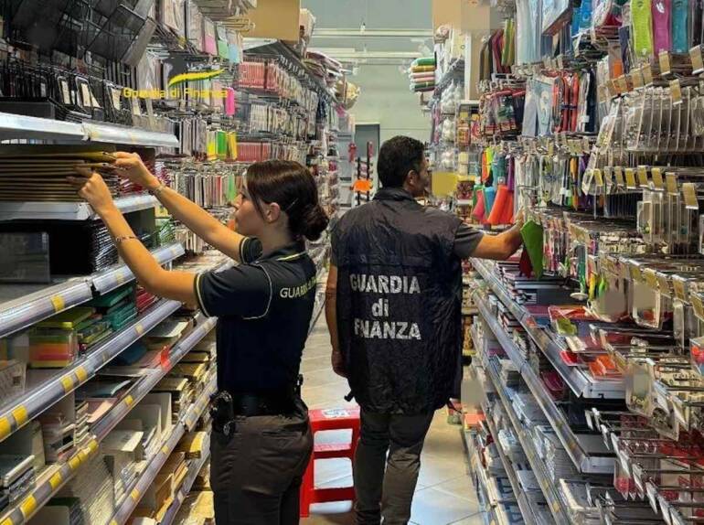 Sala Consilina, sequestrati quaderni e articoli da cancelleria non conformi