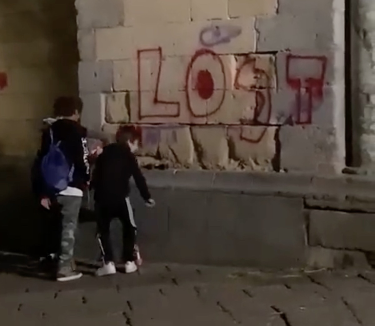 Napoli, baby gang ripresa mentre imbratta muro di Santa Chiara. Il video indigna il web