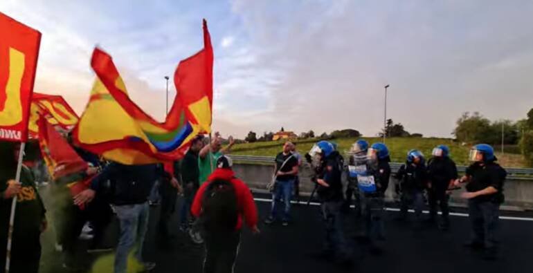 Gli operai ex Ilva bloccano l’autostrada Roma-Napoli