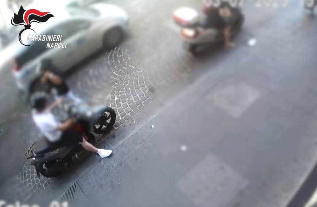 Napoli, scippano due Rolex dal polso di turisti cinesi, ripresi dalle telecamere prima e dopo la preparazione del colpo