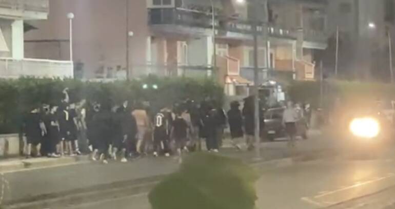 Scontri tra tifosi a Giugliano, tre poliziotti contusi