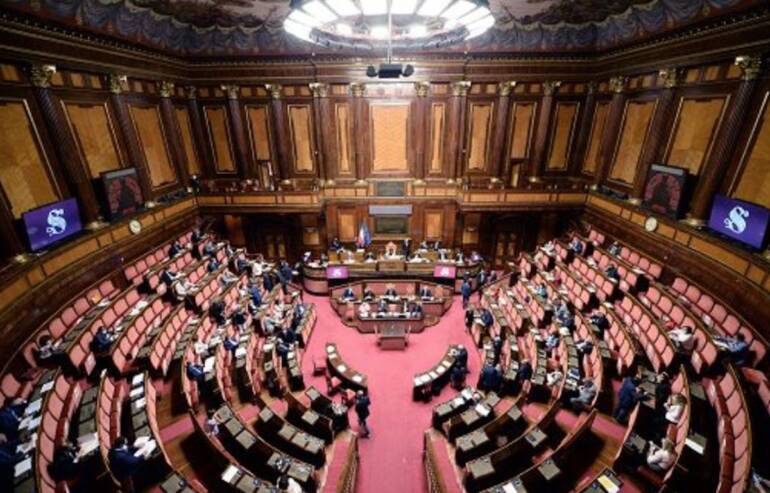Il Senato approva all’unanimità il ddl contro la violenza sulle donne, è legge