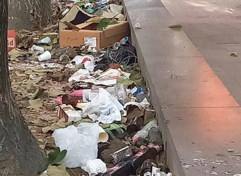 Napoli, un fiume di spazzatura e degrado travolge ancora i giardinetti di Piazza Cavour