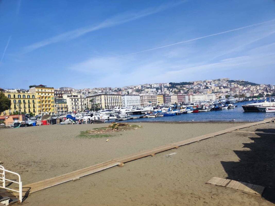 Napoli, ripulita la spiaggia di S. Antonio a Mergellina