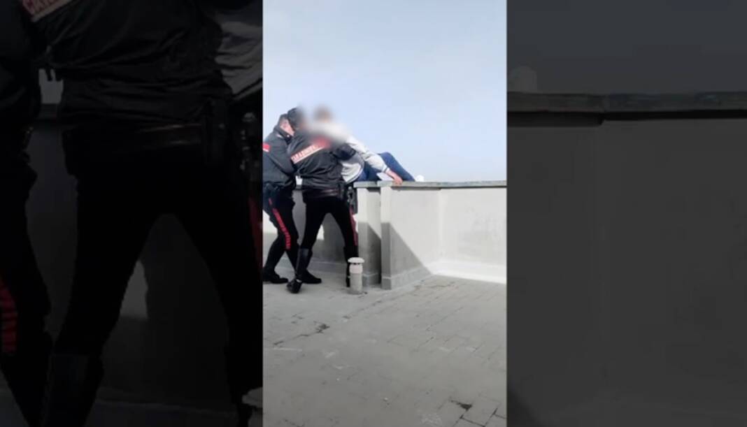 Giugliano, tenta il suicidio dal tetto del comune: salvato dai carabinieri