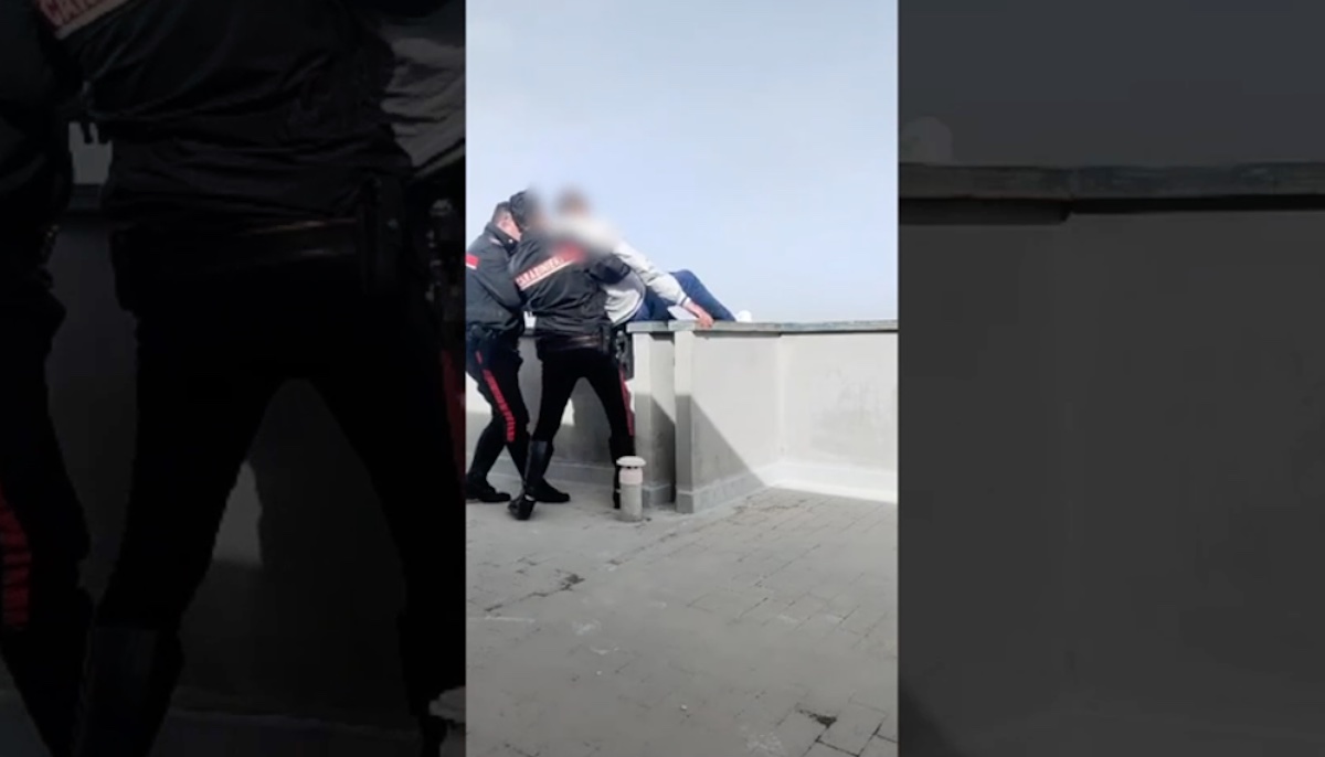 Giugliano, tenta il suicidio dal tetto del comune: salvato dai carabinieri
