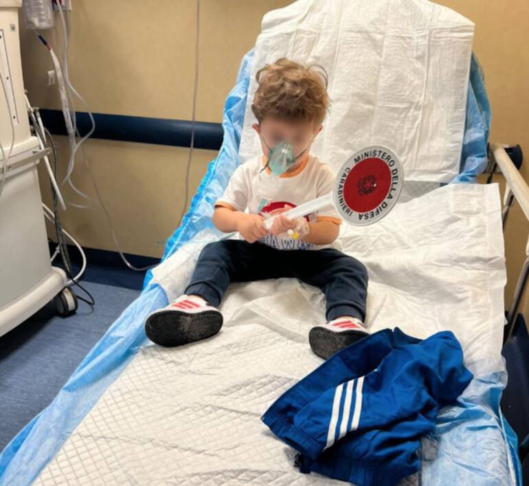 Torre del Greco, bimbo di 2 anni in choc anafilattico salvato dai carabinieri