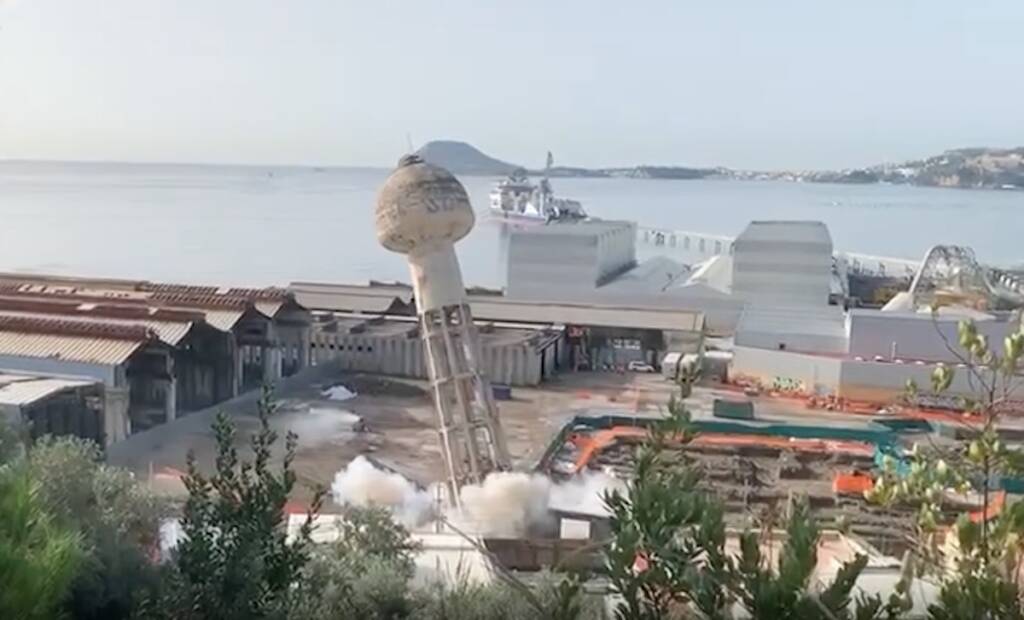 Pozzuoli, abbattuta la torre ex Sofer