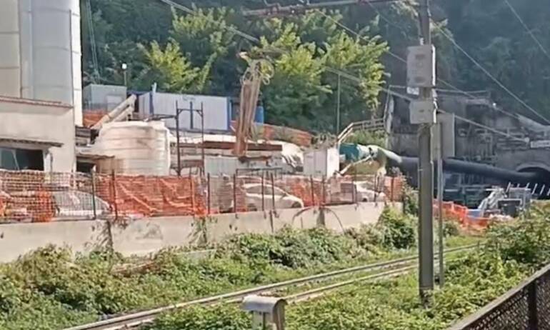 Castellammare, esplosione nel cantiere della Circumvesuviana: operaio grave
