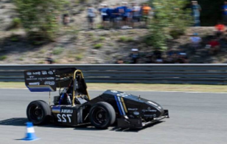 I prototipi di UniNa Corse, scuderia automobilistica della Federico II, sul lungomare di Napoli