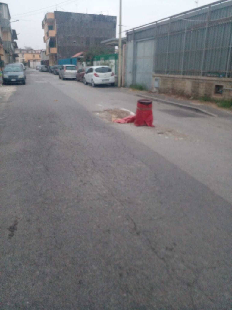 Afragola, finisce con l’auto nell’enorme buca stradale: voragine presente da anni