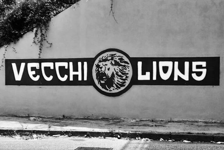 Scritta ‘Vecchi Lions’ sulla parete Galleria Vittoria a Napoli: 4 denunciati