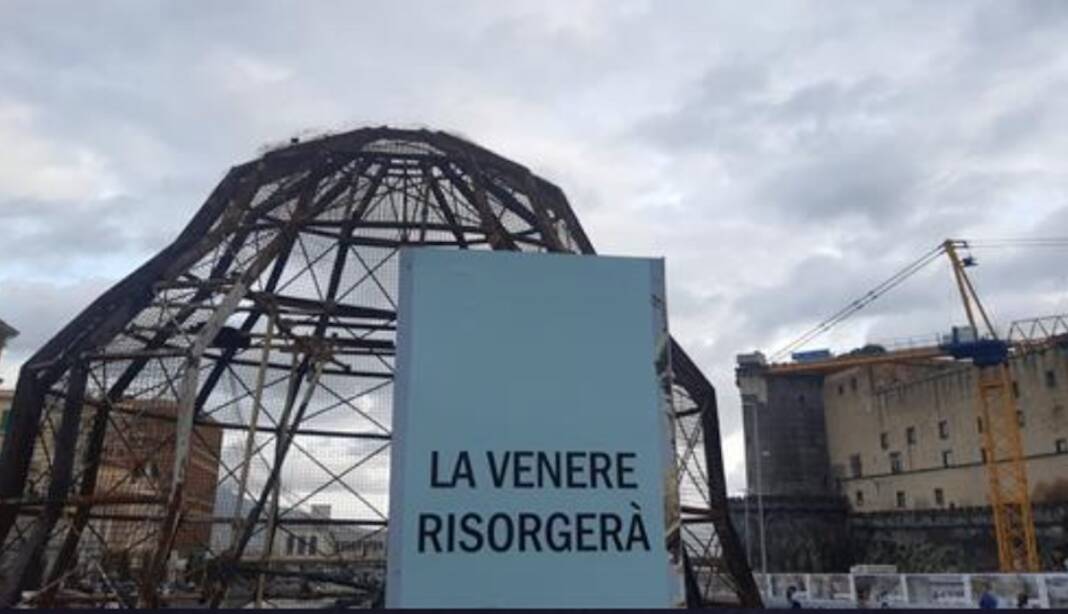 Napoli, rimossa la struttura della Venere degli Stracci
