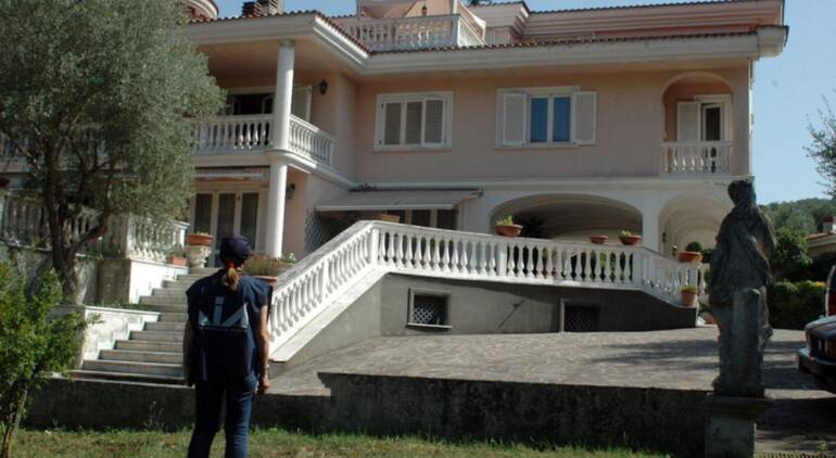 Assolta la moglie di Camillo Belforte e restituita la villa con piscina