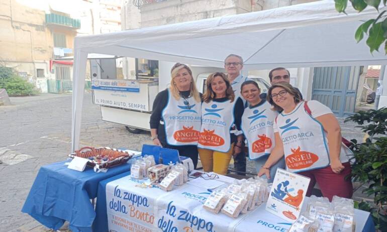 ‘La zuppa della Bontà’ di Progetto Arca in piazza a Napoli per scaldare l’inverno dei senza dimora