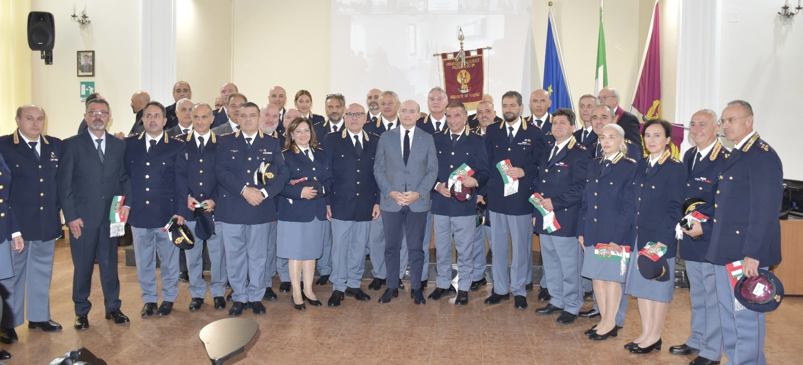 Il Questore di Napoli consegna la sciarpa tricolore ai neo-funzionari della Polizia di Stato