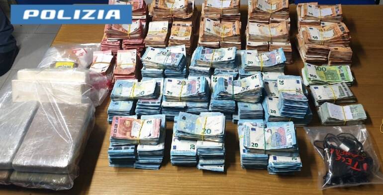 Arenaccia, 618mila euro nel vano ascensore e 15mila in casa: denunciata