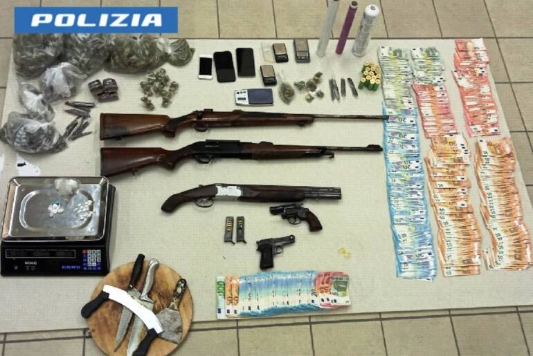 Secondigliano, arsenale in casa e droga, tenta la fuga dal balcone: arrestato 34enne 