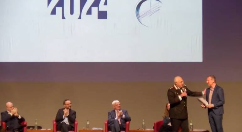 Amadeus presenta il Calendario Storico dei Carabinieri, realizzato con il contributo di Gramellini e di Pininfarina