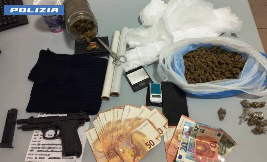Quartieri Spagnoli, nasconde una scacciacani e droga in casa: arresto un 29enne