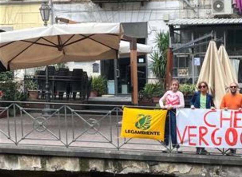 Napoli, a Piazza Bellini spunta striscione Legambiente: “Che vergogna”