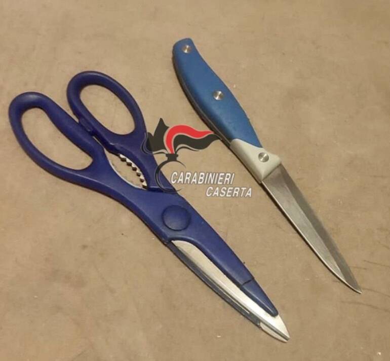 Santa Maria Capua Vetere, si barrica in casa e tenta il suicidio: donna salvata dai carabinieri