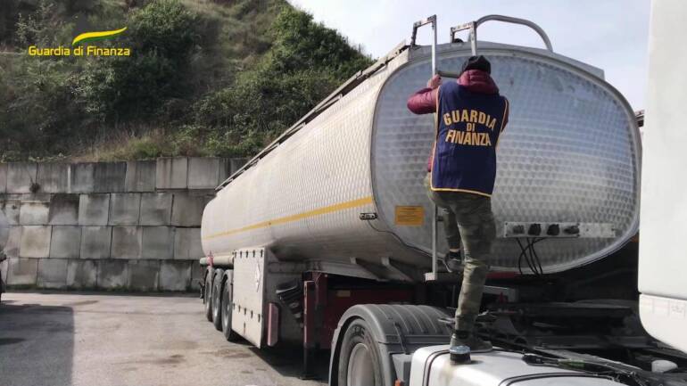 Napoli, frode sui carburanti: arrestati tre imprenditori