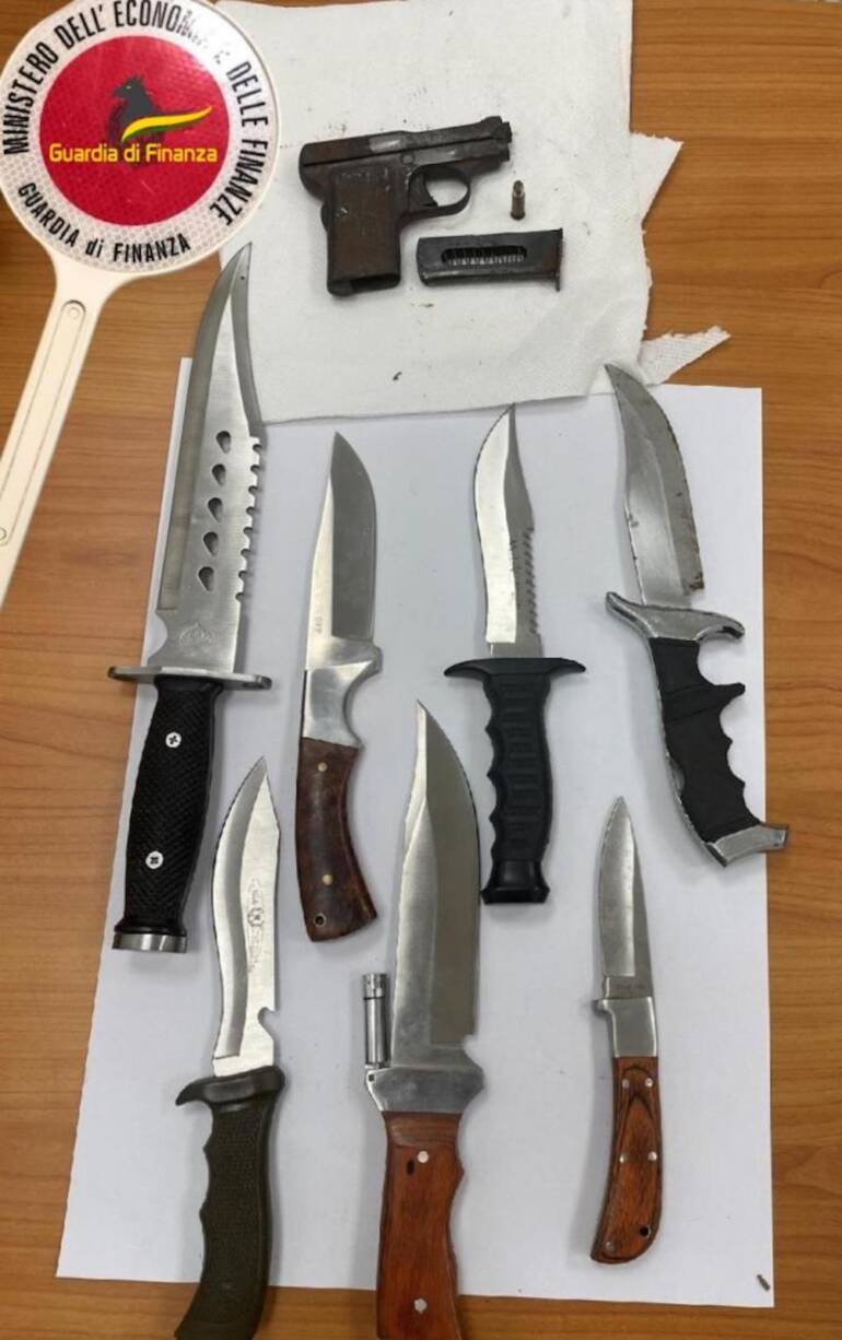 Salerno, sorpreso con pistola pronta all’uso e 7 pugnali: arrestato