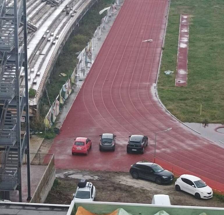 Napoli, la pista di atletica dello Stadio Collana ora diventa parcheggio di auto