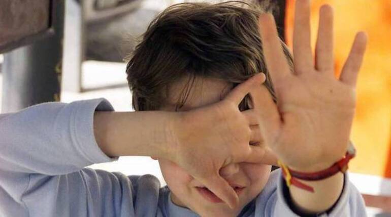 Sant'Antimo, violentano ragazzino con ritardo cognitvo: arrestati 3 giovanissimi