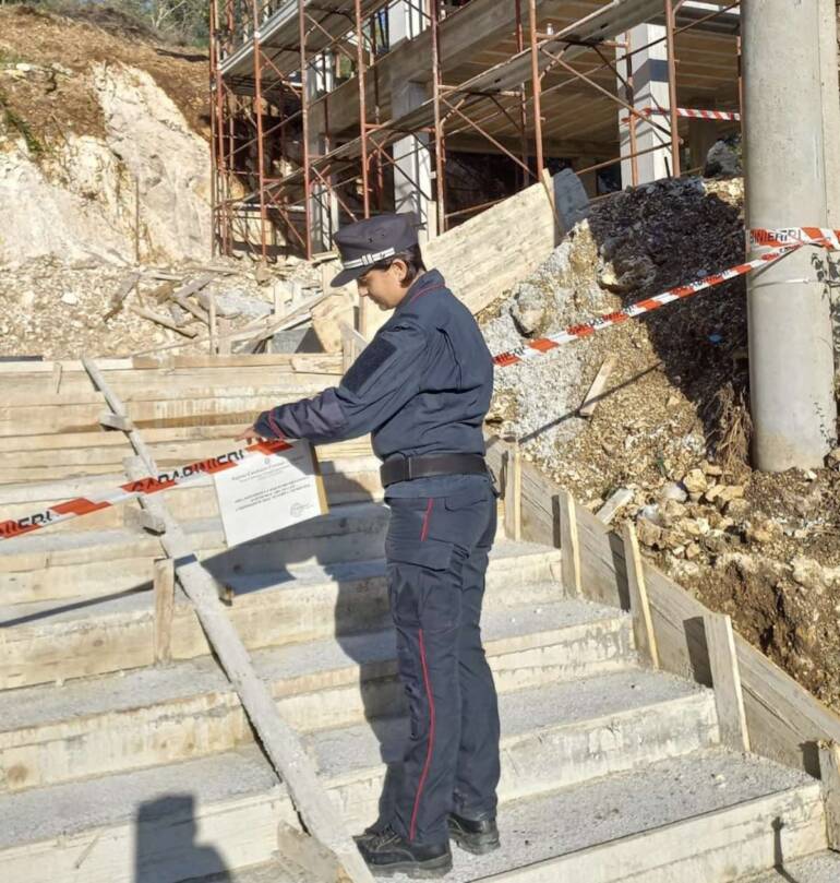 Abusivismo ai Campi Flegrei in zona rossa: coppia denunciata a Monte di Procida