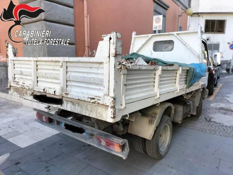 Marcianise, sequestrato autocarro per trasporto illecito di rifiuti speciali