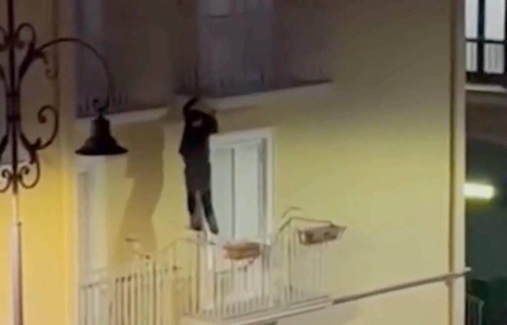 Avellino, ladro acrobata in azione davanti alla gente