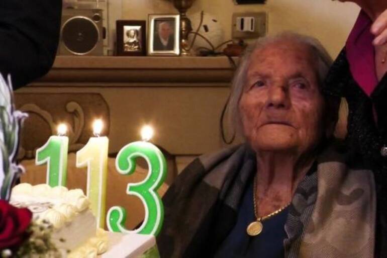 Avellino, grande festa per la ‘nonnina d’Italia’, Laura Lucia Sangenito compie 113 anni