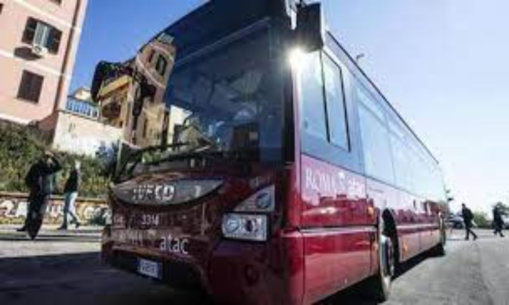 roma minaccia donna bus