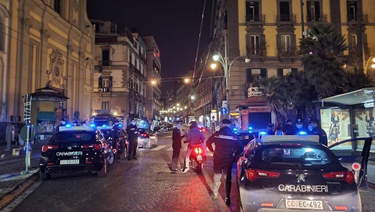 Napoli: 13enne fermato dopo tentata rapina in piazza Dante
