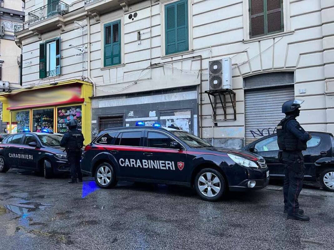 Napoli, rapina e trascina per metri la vittima: arrestato 39enne
