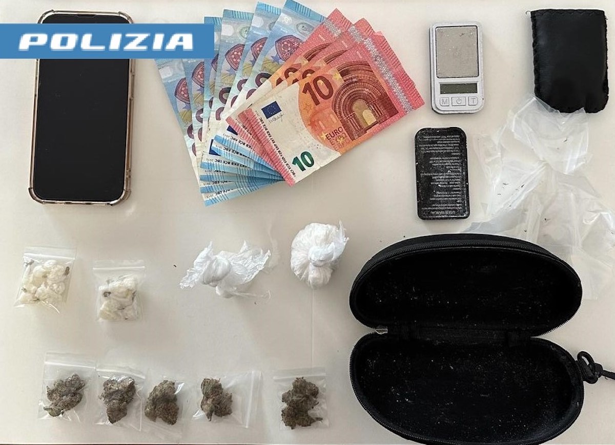 Castellammare, vede la polizia e lancia il borsello con la droga dalla finestra: arrestato un 30enne