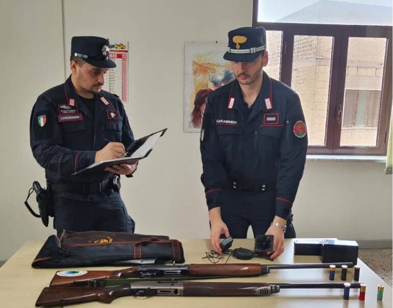 A caccia con richiami acustici vietati: denunciate due persone nel Casertano, sequestrati i fucili