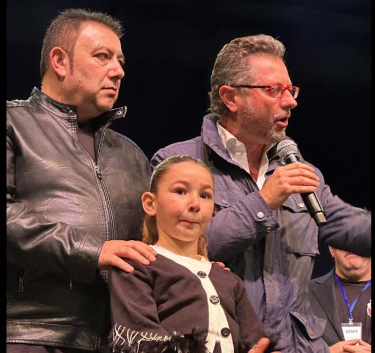 Napoli, raccolti 50mila euro al concerto per donare una protesi alla piccola Marta